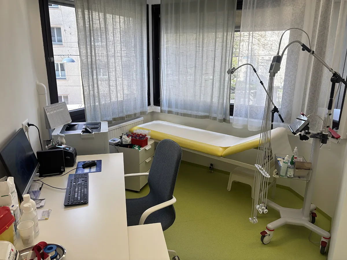 hso-z2 Untersuchungsraum mit Behandlungsliege und EKG-Gerät am Standort Heiligenstadt